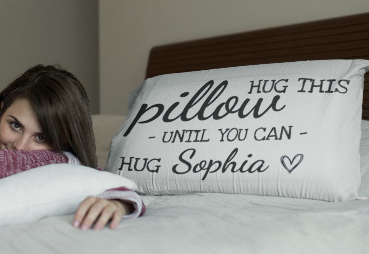 Abraza esta almohada personalizada hasta que puedas abrazar a (NOMBRE) Relación de larga distancia regalo de amor novio divertido regalo de pareja Te extraño Almohada con inserto