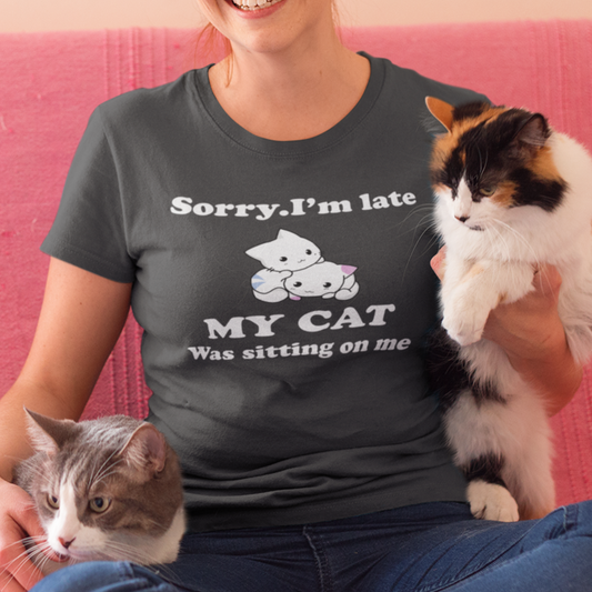 Lo siento, llegué tarde, mi gato estaba sentado en mi camisa, camisa de mamá de gato, camisa de dueño de gato, regalo de amante de gato, camiseta de mamá de pata de piel linda, camiseta gráfica de mujer