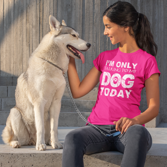 Solo estoy hablando con mi perro hoy Camisa divertida del dueño del perro Camisa de perros Regalo para la mamá del perro Camisa de la mamá del perro Camisas rosadas del perro para las mujeres Amante de los perros Camiseta rosada Regalo